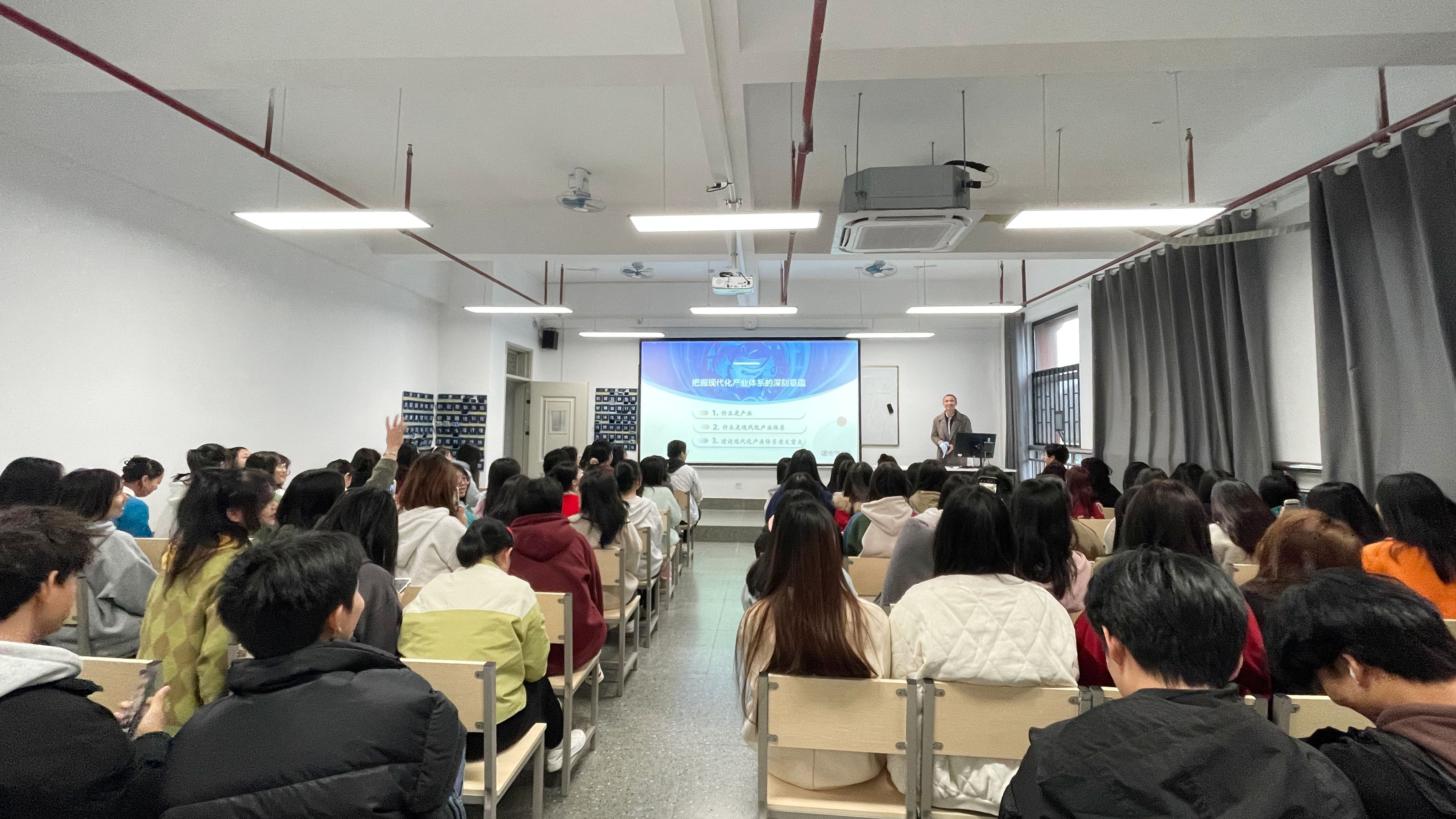 理事长王明夫为我校学生讲授《形势与政策》课