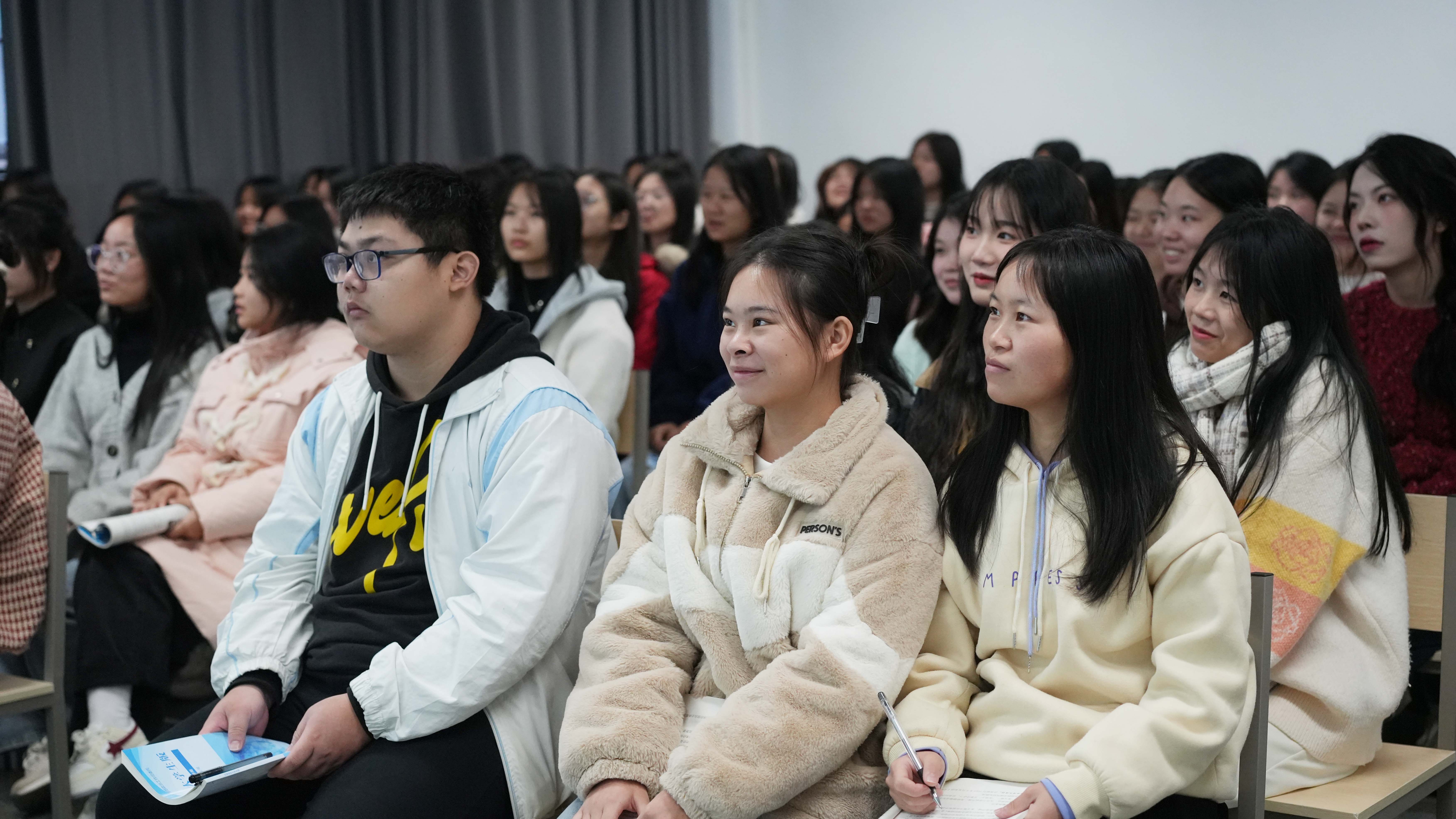 理事长王明夫为我校学生讲授《形势与政策》课